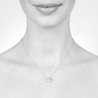 Model Tamara  Pendant